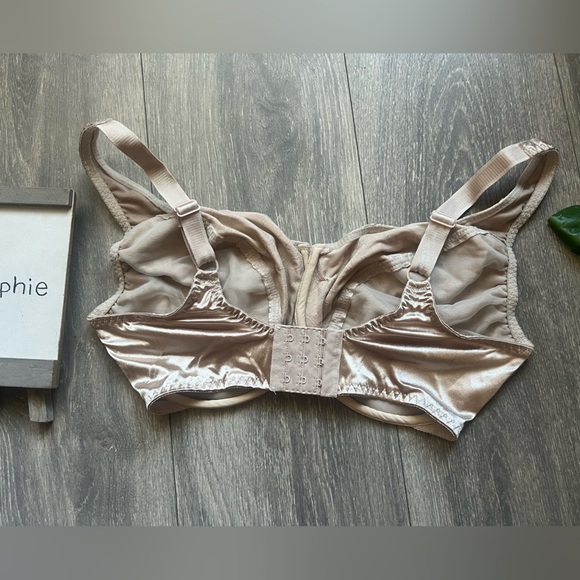Vtg Olga Shiny Nude Satin Floral Underwire Unpadded Second Skin Bra 33545 38DD - Picture 5 of 7